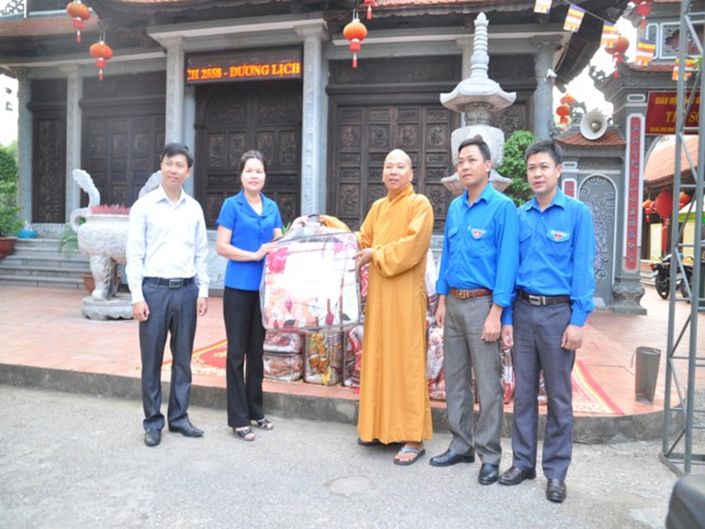 Buddhism in Lang Son province presents gifts to pupils  in remote areas